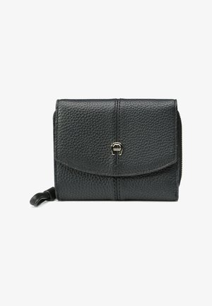 Portafoglio in pelle nera texturizzata con chiusura a patta, piccolo dettaglio con fibbia dorata e linguetta con cerniera sul lato.