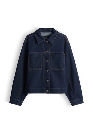 Giacca in denim blu scuro con design cropped, maniche lunghe, due tasche sul petto e bottoni color bronzo. Presenta cuciture arancioni a contrasto.