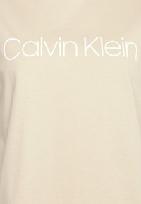 Calvin Klein CORE LOGO - T-shirt estampada - moccasin
