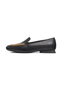 Scarpa slip-on nera in pelle con tacco basso, dotata di un accento in pelle marrone chiaro sulla tomaia. Texture liscia e silhouette semplice.