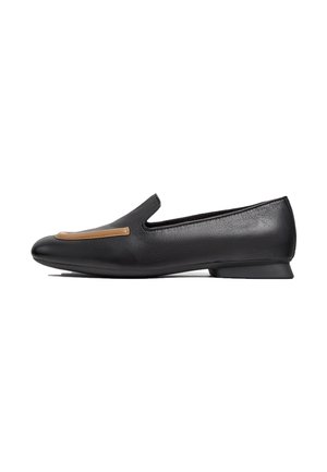 Scarpa slip-on nera in pelle con tacco basso, dotata di un accento in pelle marrone chiaro sulla tomaia. Texture liscia e silhouette semplice.