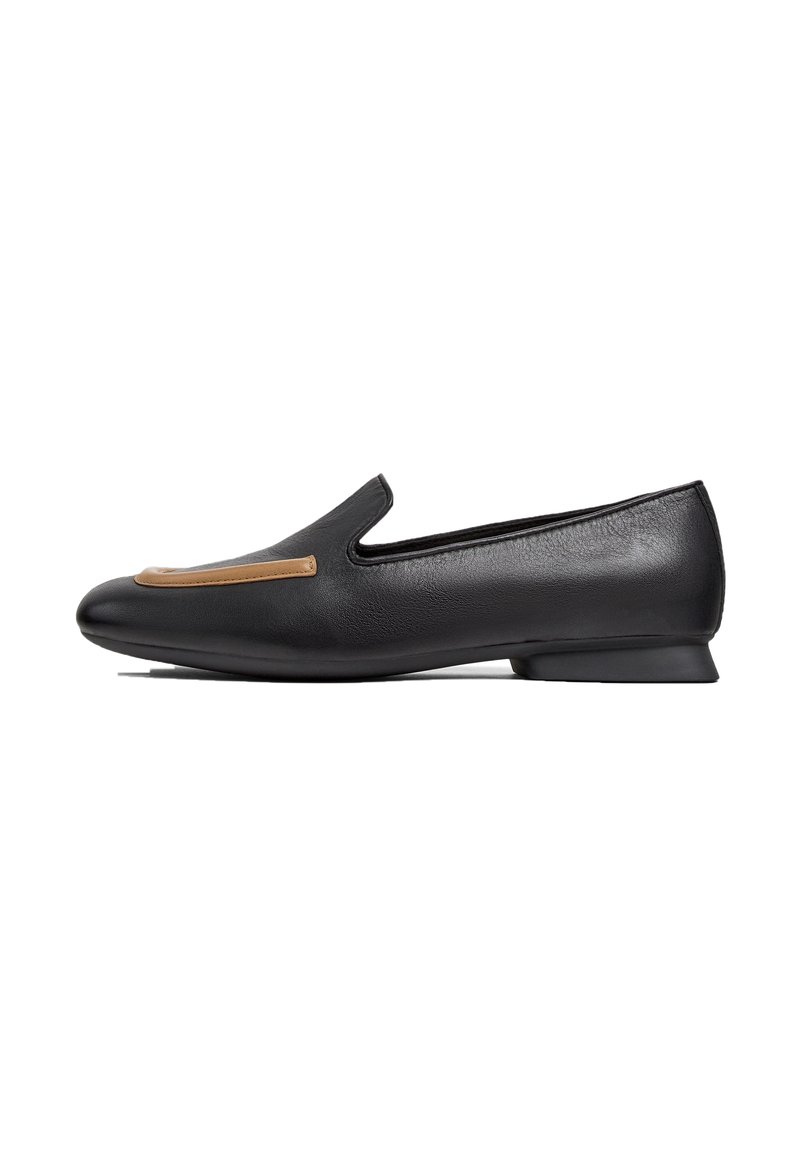 Scarpa slip-on nera in pelle con tacco basso, dotata di un accento in pelle marrone chiaro sulla tomaia. Texture liscia e silhouette semplice.