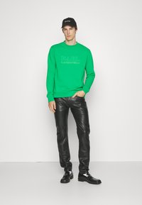 KARL LAGERFELD PANTS - Kožne hlače - black