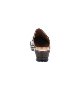 Bruine leren instapschoen met een afgeronde achterkant, textuur op de hak, tan interieurvoering en een gegroefde rubberen loopzool.