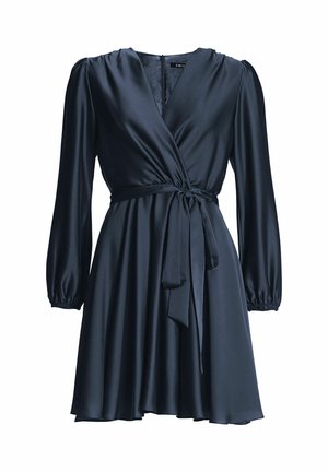 Robe portefeuille en satin bleu marine foncé avec manches longues bouffantes, décolleté en V, ceinture à nouer à la taille et jupe fluide tombant sous le genou.