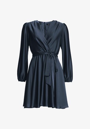 Robe portefeuille en satin bleu marine foncé avec manches longues bouffantes, décolleté en V, ceinture à nouer à la taille et jupe fluide tombant sous le genou.