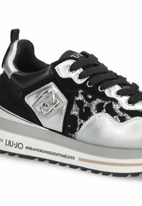 Sneaker nere e argento che presentano un mix di materiali, tra cui pelle lucida e suede testurizzato, con una stampa leopardata glitter e dettagli con logo.