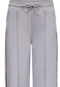 Lichtgrijze sweatpants met een drawstring taille, zijzakken en contrasterende zwarte en beige strepen aan de zijkanten. Glad stoftextuur.
