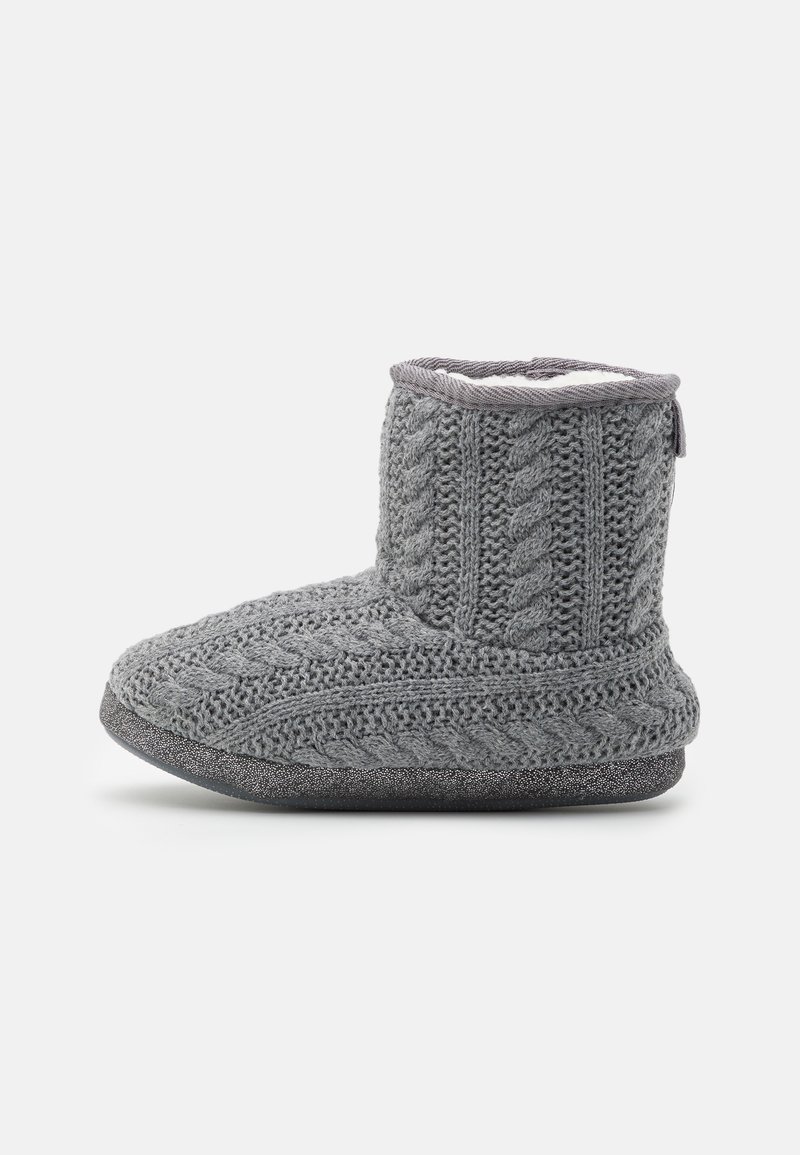 Chausson bottine gris tricoté avec motif torsadé et semelle noire texturée, conçu pour le confort et la chaleur en intérieur.