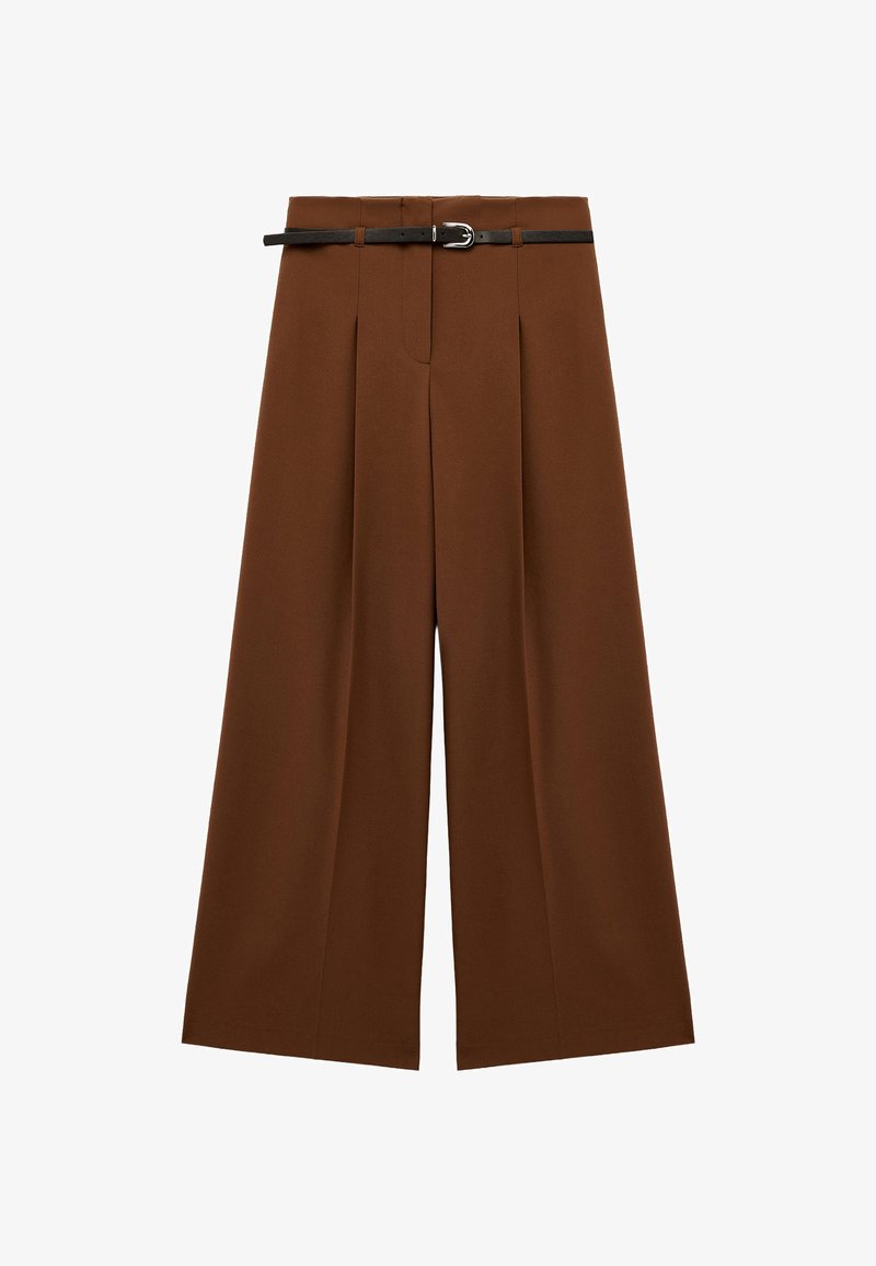 Pantalons larges marron avec des plis avant, taille haute, et une ceinture noire avec une boucle en métal. Tissu lisse au design ajusté.