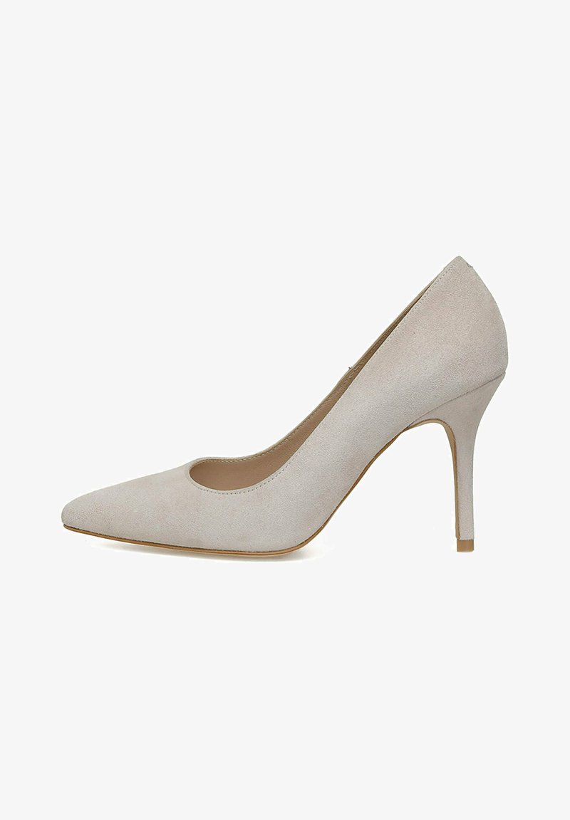 Beige zīda kurpes ar norādītu pirkstu un izliekumu. Iezīmē 10 cm augstu stiletto papēdi un gludu iekšējo odere.