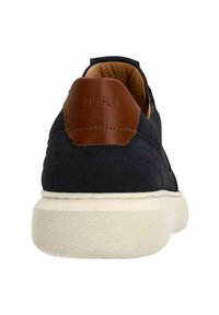 Sneaker blu navy con una texture liscia, suola in gomma bianca e linguetta in pelle marrone con il logo "MNFLD" impresso.