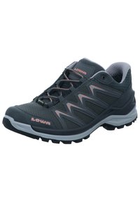 Chaussure de randonnée basse pour homme en mesh gris foncé avec des accents rose clair. Comprend une semelle en caoutchouc robuste, un embout renforcé et un système de laçage sécurisé.