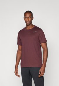 Nike Performance CREW SOLID - T-skjorte til trening - burgundy crush