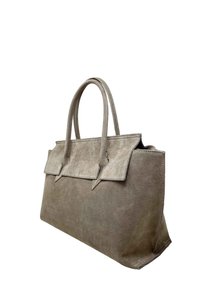Borsa in suede grigia con due manici, forma strutturata, chiusura a patta e texture sottile. Design pulito senza hardware o dettagli visibili.