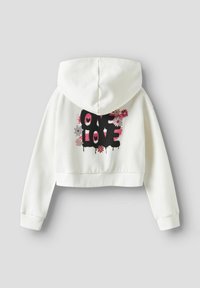 Witte cropped hoodie met een zwart "ONE LOVE" graphic en bloempatronen in roze en blauw op de achterkant. Zachte stof met een trekkoord in de capuchon.