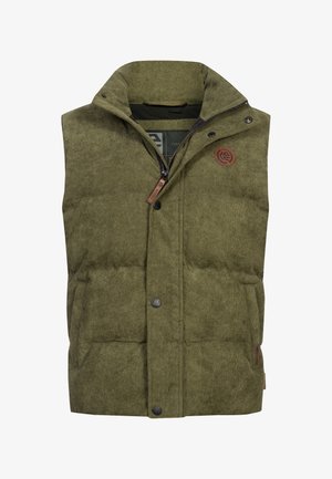 Chaleco acolchado verde oliva con una tela texturizada, un cuello alto, cierre frontal con cremallera, botones a presión y bolsillos laterales. Cuenta con un parche de logo.