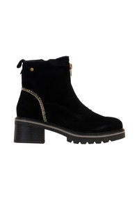 Bottines en suédine noire avec un talon épais, fermeture éclair sur le côté et un détail de surpiqûre dorée contrastante sur le côté. Semelle texturée.