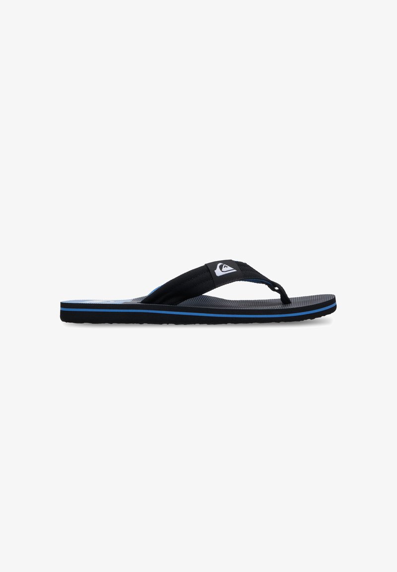 Flip-flop negru cu talpă din cauciuc texturată, având o dungă albastră. Bretelele sunt din material textil cu un accent de logo și un design cu nalbă între degete.