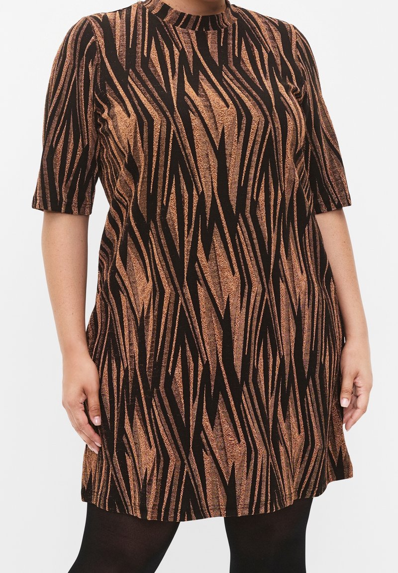 Sukienka o linii A z krótkim rękawem w czerni i metalicznym brązie, z wysokim kołnierzem i zygzakowatym wzorem, wykonana z teksturowanej, błyszczącej tkaniny.