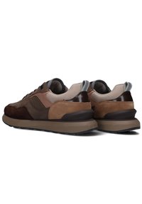Bruine sport sneakers met een bovenwerk van suede en mesh, een gevoerde kraag en een rubberen zool. Heeft donkere accenten en een gestructureerde afwerking.