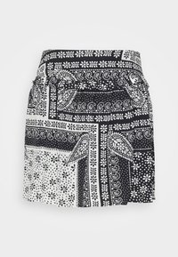 Černá a bílá sukně s jemnými květinovými a geometrickými vzory, sklady a elastickým pasem pro snadné nošení.