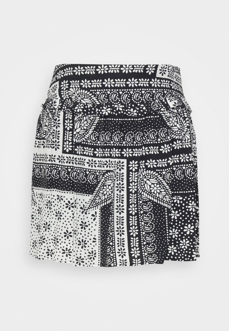 Černá a bílá sukně s jemnými květinovými a geometrickými vzory, sklady a elastickým pasem pro snadné nošení.