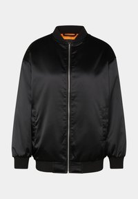 Veste bomber noire en satin élégant, dotée d'une fermeture éclair à l'avant, de poignets côtelés, d'une taille ajustée et d'une doublure intérieure orange.