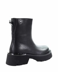 Czarne skórzane botki za kostkę z grubą platformą, zaokrąglonym noskiem, metalowym akcentem na obcasie i subtelnym wykończeniem szwów wzdłuż krawędzi.
