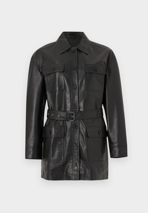 Veste longue en cuir noir à manches longues avec fermeture à boutons, quatre poches à rabat boutonnées et une ceinture assortie à la taille.