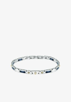 Silbernes Armband mit blauen Akzenten, das rechteckige Glieder und goldene Hardware aufweist, ein Dreizack-Emblem integriert und eine glatte Oberfläche hat.