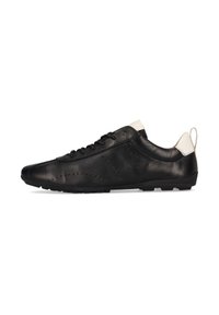 Schwarze Ledersneaker mit einem schlanken Design, ausgestattet mit einem strukturierten Obermaterial, Belüftungsöffnungen, schwarzer Sohle und einem kontrastierenden weißen Fersenpatch.
