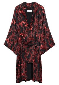 Robe noire de style kimono avec un motif de bambous rouges et d'oiseaux, manches larges et ceinture assortie en tissu à la taille.