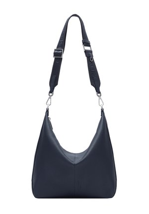 Czarna skórzana torba na ramię z szerokim, regulowanym paskiem z tkaniny i srebrnymi klamrami na białym tle.