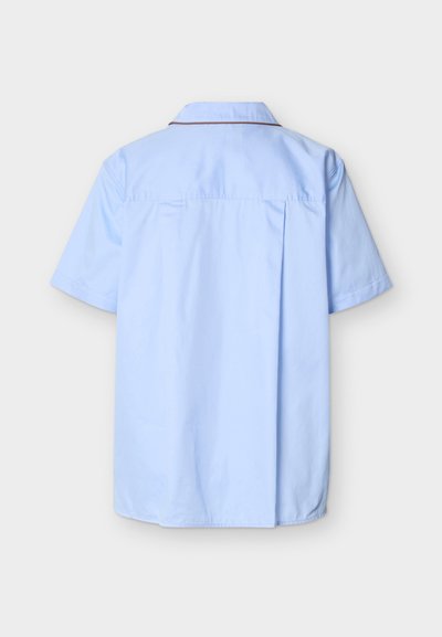 Ανοιχτό μπλε κοντομάνικο πουκάμισο που φαίνεται από πίσω με μία διπλή πιέτα και γιακά με διακριτική καφέ πιέτα.
