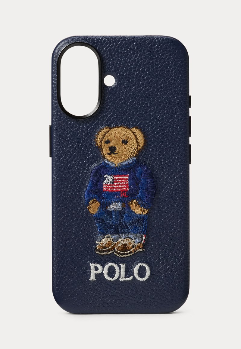 Funda de teléfono azul marino con textura y un oso bordado que lleva vaqueros, suéter azul con la bandera americana y el texto "POLO" debajo del oso.
