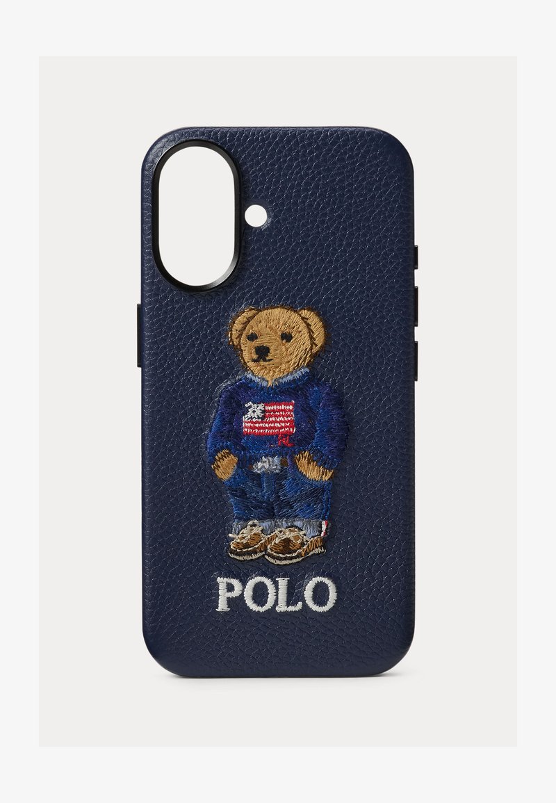 Funda de teléfono azul marino con textura y un oso bordado que lleva vaqueros, suéter azul con la bandera americana y el texto "POLO" debajo del oso.