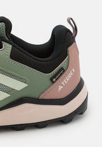Adidas Terrex TRACEROCKER 2 GTX  - Pantofi drumeție - silver green/linen green/warm clay