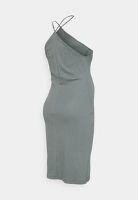 Vestido ajustado de um ombro só, na cor verde suave, feito de um tecido macio e elástico com um padrão texturizado em riscas.