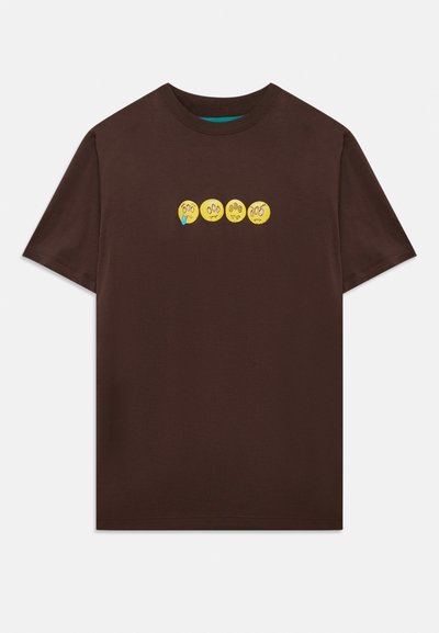 Hnedé tričko s krátkym rukávom, na ktorom sú štyri žlté emotikony na hrudi, zobrazujúce zmätené, znepokojené, točené a nahnevané výrazy.