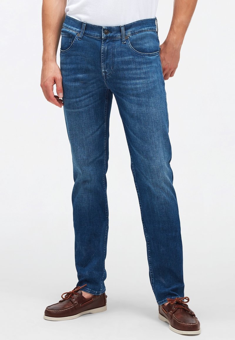 Denim-Jeans in mittelblauer Farbe, gerade geschnitten, mit fünf Taschen, einem genähten Bund und einem vorderen Knopfverschluss.