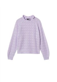 Maglione lilla con un motivo a maglia strutturato, scollatura rotonda e maniche leggermente a sbuffo. L'orlo e i polsini sono a costine per un migliore aderenza.