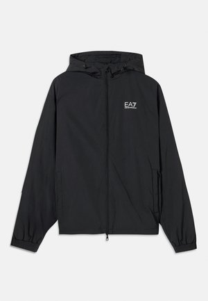 Černá kapucová bunda vyrobená z lehkého materiálu. Obsahuje elastické manžety, zipový přední díl a logo tištěné na hrudi.