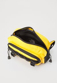 The North Face BASE CAMP LUMBAR UNISEX - Sac banane - summit gold/black
