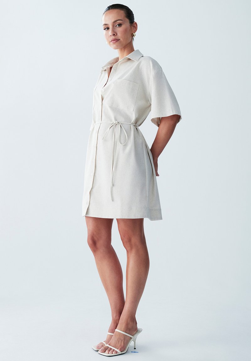 ST MRLO AZHA MINI - Shirt dress - oat/white - Zalando