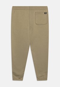 New Balance ESSENTIALS BRUSHED BACK PANT UNISEX - Träningsbyxor - fatigue green