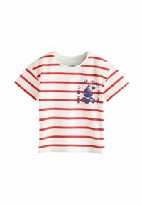 Vit T-shirt med röda horisontella ränder, korta ärmar, rund halsringning, med en blå nautisk grafik på vänster bröst.