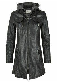 Schwarze Lederjacke mit grauem Kapuzenpullover, Reißverschluss vorne, zwei Brusttaschen und seitlichen Reißverschlusstaschen. Glatte Textur mit minimaler Nahtverarbeitung.