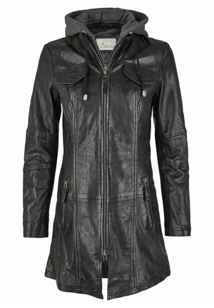 Schwarze Lederjacke mit grauem Kapuzenpullover, Reißverschluss vorne, zwei Brusttaschen und seitlichen Reißverschlusstaschen. Glatte Textur mit minimaler Nahtverarbeitung.