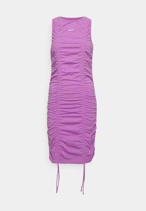 Lila ärmelloses Kleid mit rippeliger Textur, mit rundem Halsausschnitt, Zugbandakzenten am Saum und figurbetonter Silhouette.